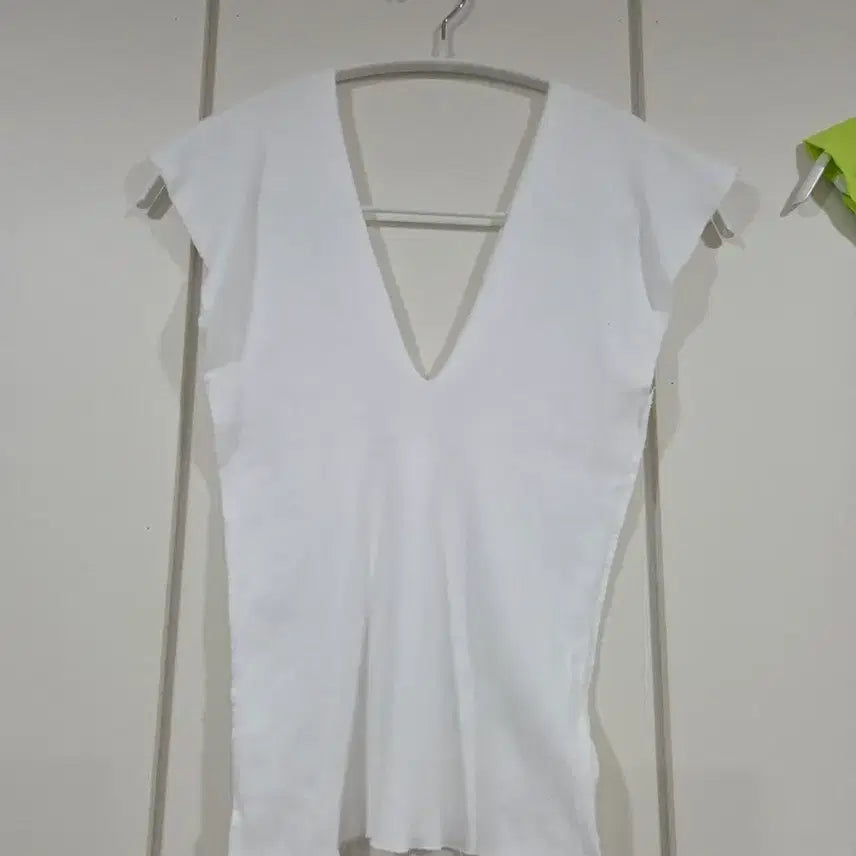[BUNJANG] V-Neck Sleeveless Tank Top White/Lime / 브이넥 민소매 나시  티셔츠 화이트/라임