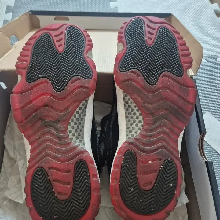 [BUNJANG] Air Jordan 11 Bred Mid (2012) / [275]조던11 브레드 미드