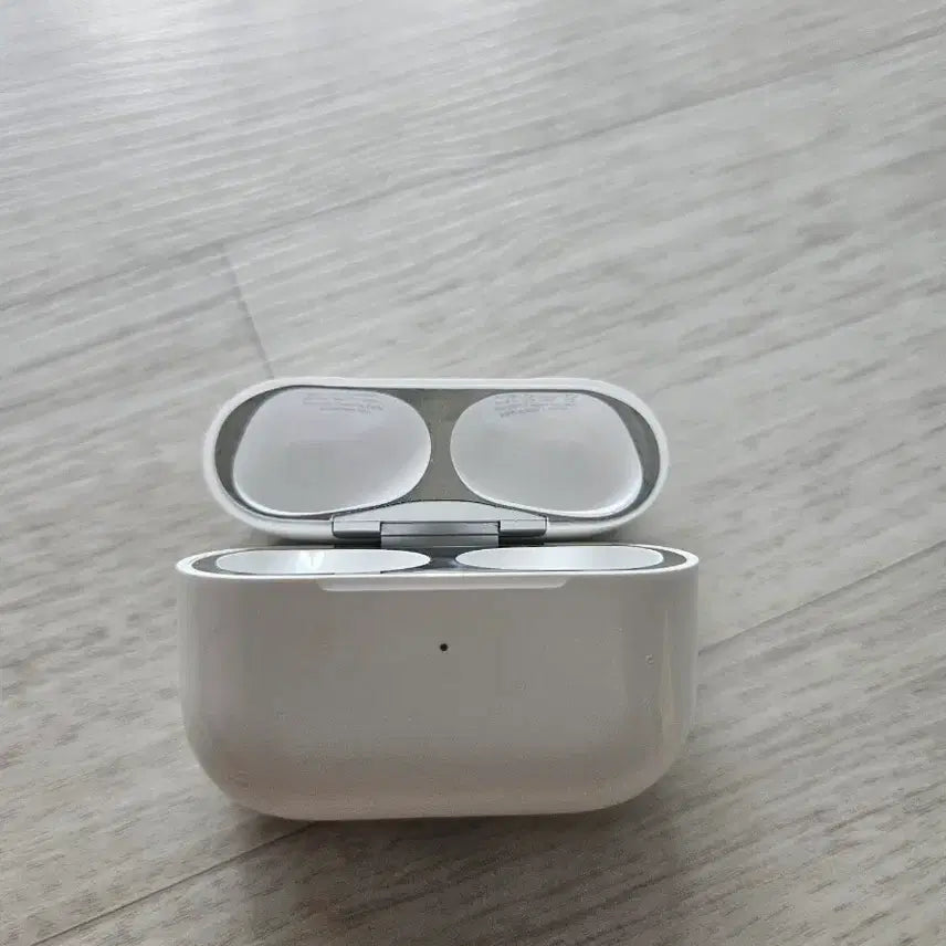 [BUNJANG] Apple AirPods Pro 2nd Gen USB-C Case (Fully Functional) / 애플 에어팟프로2 C타입 본체(정상작동)