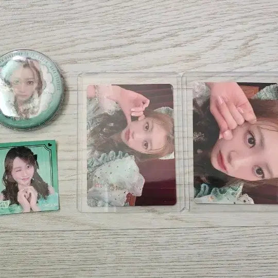 [BUNJANG] Itakura Kana Photocard, Sticker, and Can Badge Set / 이타쿠라 카나 포카2장 + 스티커1장 + 캔뱃지1개