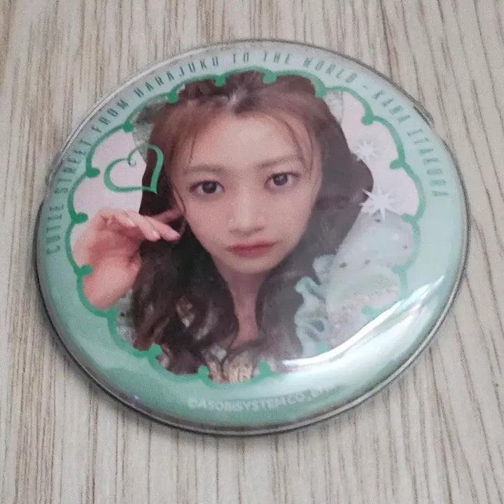 [BUNJANG] Itakura Kana Photocard, Sticker, and Can Badge Set / 이타쿠라 카나 포카2장 + 스티커1장 + 캔뱃지1개