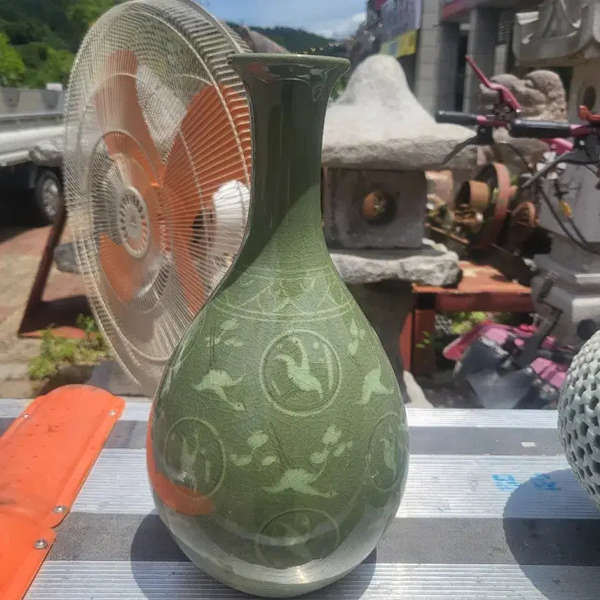 [BUNJANG] Celadon Inlaid Crane Vase / 청자 상감 송학문주병
