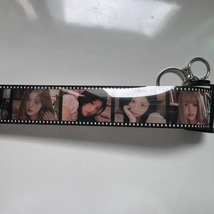 [BUNJANG] ILLIT Glitter Day Concert Film Keychain / 아일릿 콘서트 md 필름 키링