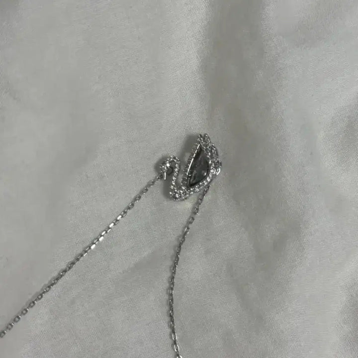[BUNJANG] Swarovski Dancing Swan Necklace / 스와로브스키 댄싱스완
