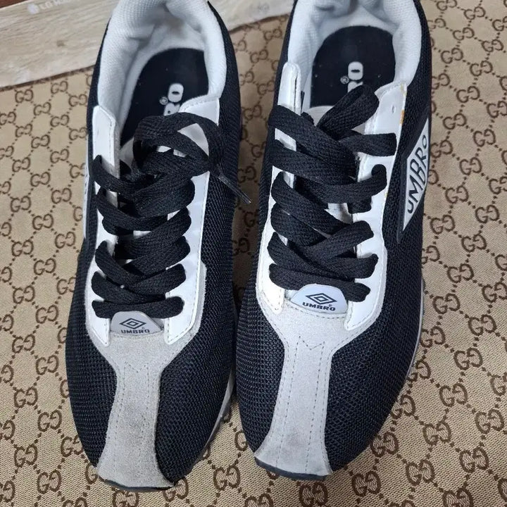 [BUNJANG] Umbro Sneakers Black/White Size 270 / 엄브로 운동화 블랙/화이트 270