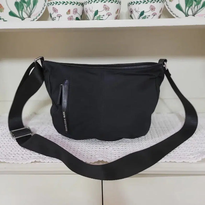 [BUNJANG] Mandarina Duck Hobo Bag Black / 정품 만다리나덕 호보백