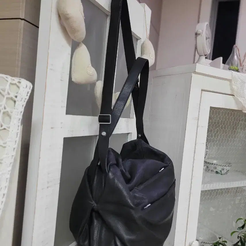 [BUNJANG] Mandarin Duck Black Leather Body Bag / 정품 만다리나덕 바디백