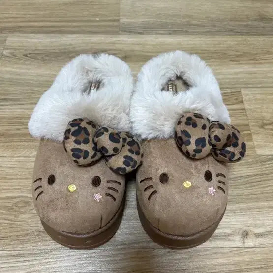 [BUNJANG] Hello Kitty Brown Leopard Ribbon Fur Slippers / 헬로키티 퍼 슬리퍼 브라운 레오파드 리본