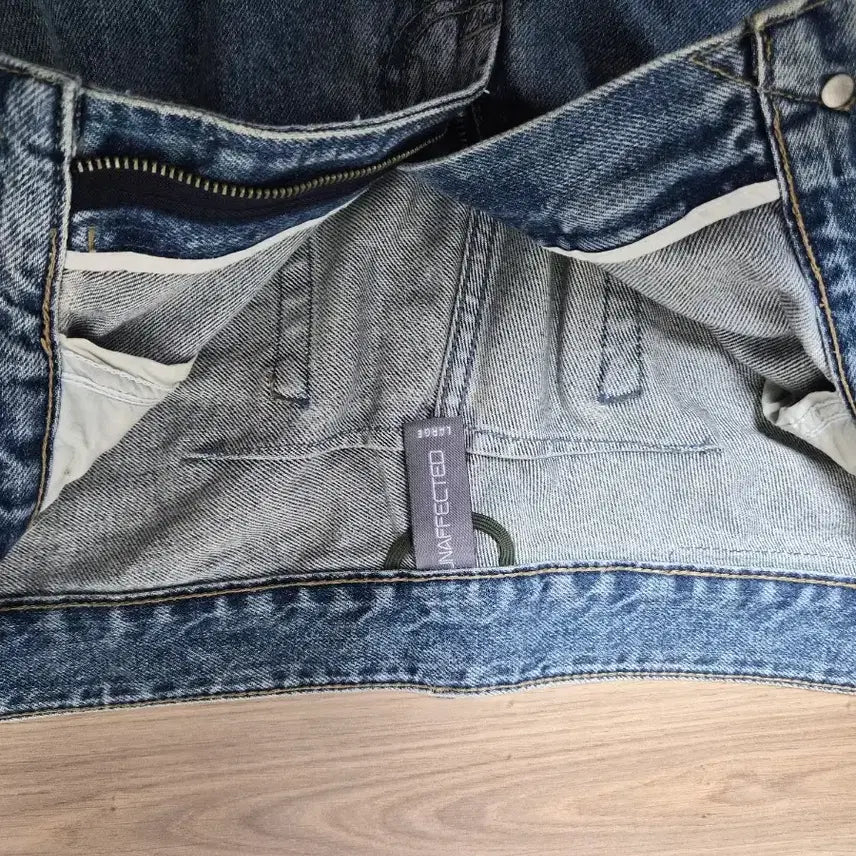[BUNJANG] Unaffected One-Tuck Wide Light Wash Jeans / Unaffected 어나펙티드 청바지 연청 와이드 팬츠