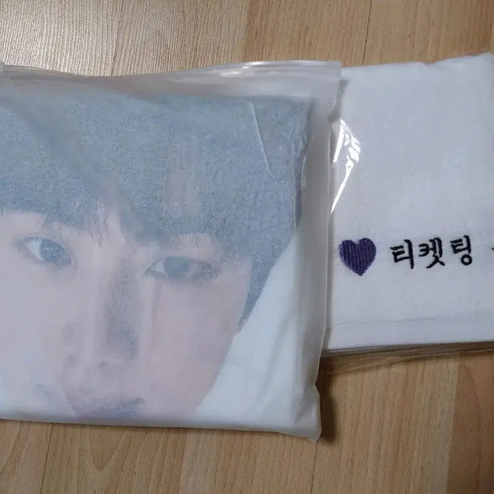 [BUNJANG] BTS Jin Concert Raincoat &amp; Towel Set (Sealed) / 7/10종료)[미개봉]BTS JIN 런석진 콘서트 우비 수건 세트 방탄진