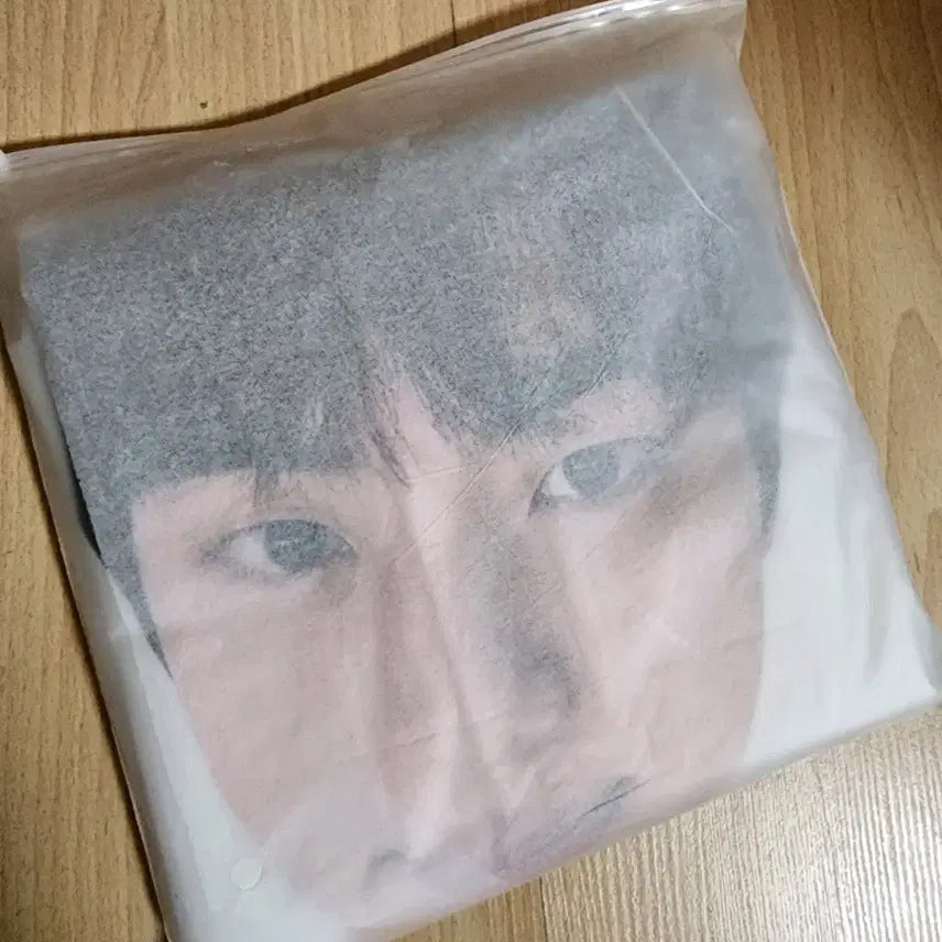 [BUNJANG] BTS Jin Concert Raincoat &amp; Towel Set (Sealed) / [미개봉] BTS RUN SEOKJIN 런석진 콘서트 우비 수건 방탄진