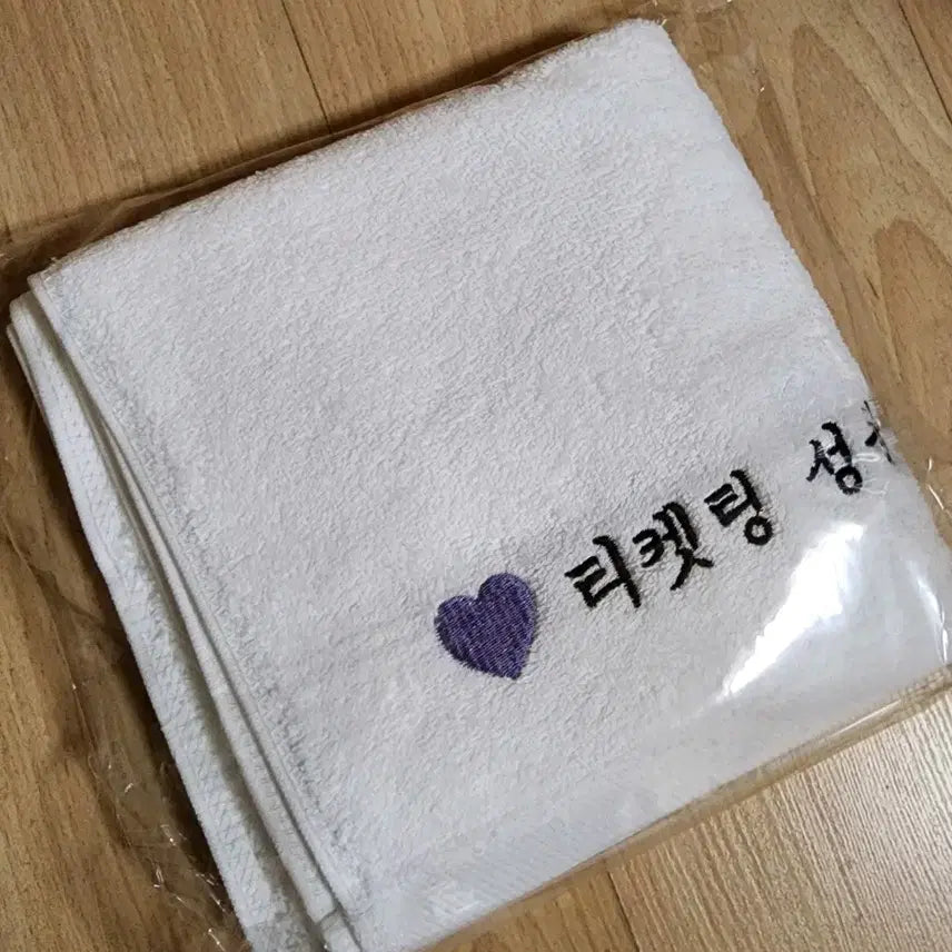 [BUNJANG] BTS Jin Concert Raincoat &amp; Towel Set (Sealed) / [미개봉] BTS RUN SEOKJIN 런석진 콘서트 우비 수건 방탄진