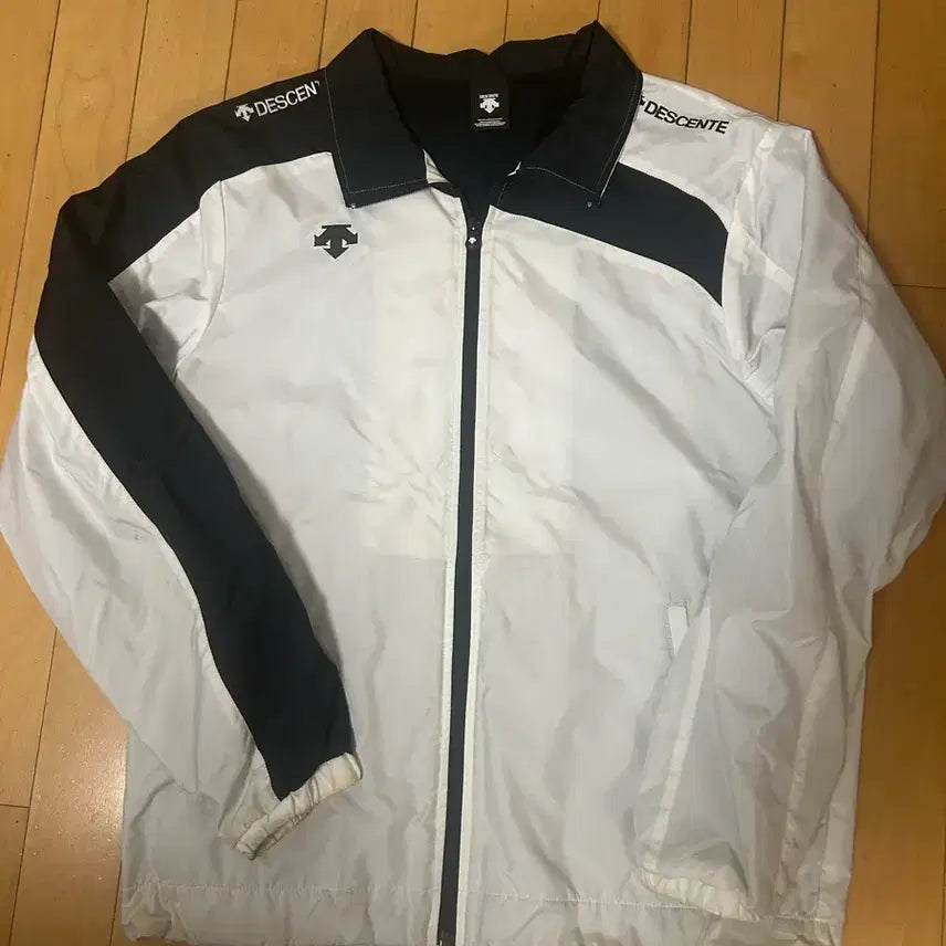 [BUNJANG] Descente Windbreaker White Black / 데상트 바람막이 화이트 블랙