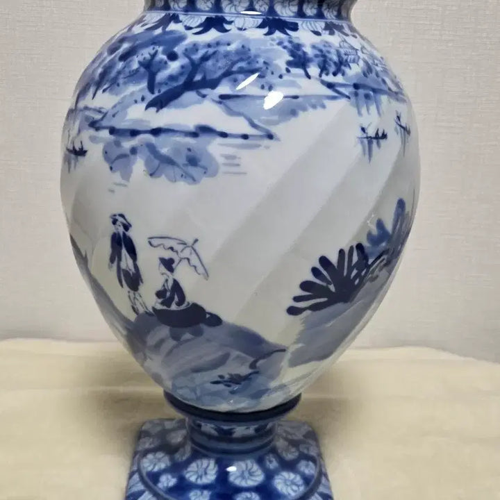 [BUNJANG] Yujeon Pottery Blue-and-White Porcelain Landscape Vase / 청화백자 산수 문양 화병