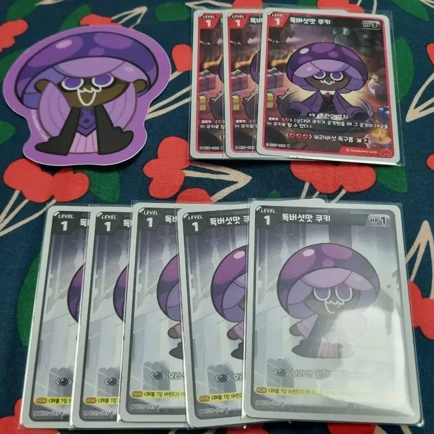[BUNJANG] Cookie Run Kingdom Poison Mushroom Cookie Card and Sticker Bundle Set / 쿠키런킹덤 독버섯맛 쿠키 카드, 스티커 굿즈 일괄