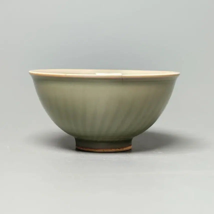[BUNJANG] Qing Dynasty Early Celadon Porcelain Incised Arabesque Bowl / [진품] 청나라 초기 출토품 용천요 음각당초문 완 중국도자기 골동품