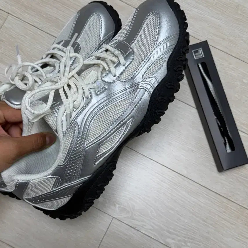 [BUNJANG] Fila Espace Silver Moon Sneakers (Size 250) / 250거의새거)휠라 에샤페 실버문