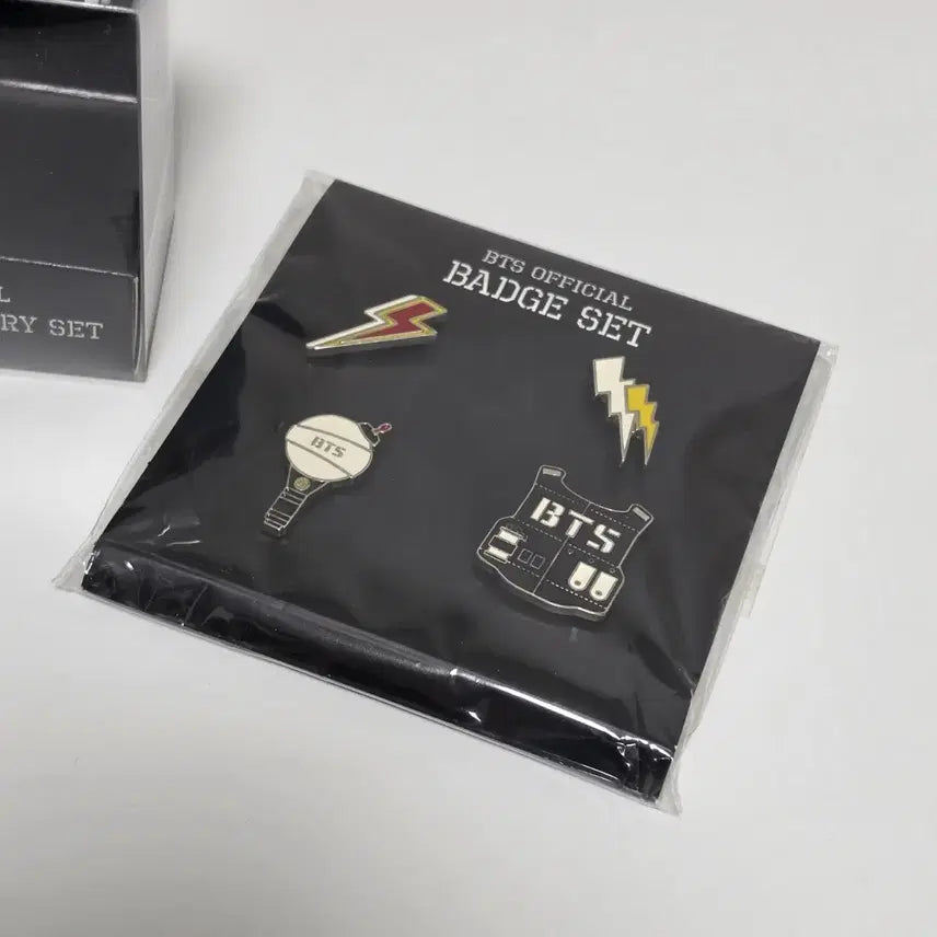 [BUNJANG] BTS Debut Era Rare Official Goods "Army Bomb" Earphone Badge Set (4 Types) / 방탄 데뷔초 희귀공굿 BTS 아미밤 뱃지4종set 이어폰 badge