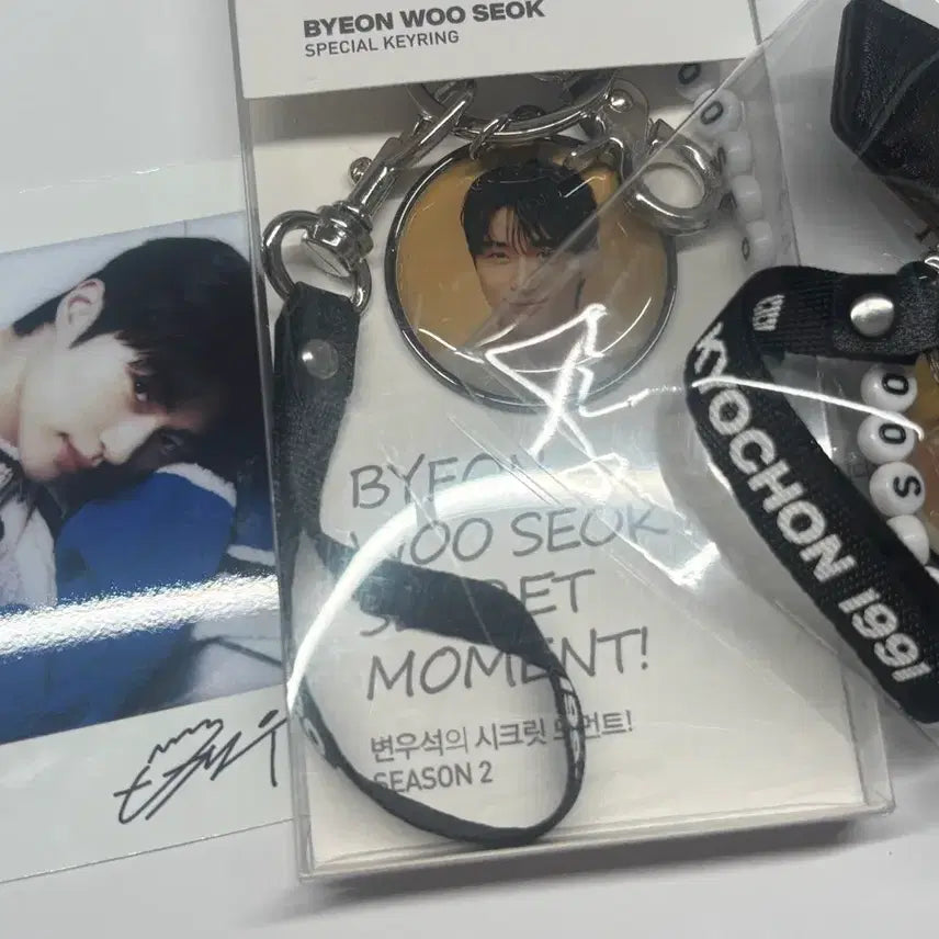 [BUNJANG] Byeon Woo Seok Gyochon Keyring &amp; Bibimmyeon Polaroid Photocard Bundle Set / 변우석 교촌키링 2개 &amp; 비빔면 폴라로이드 포카 일괄