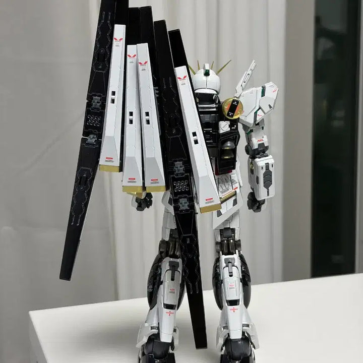 [BUNJANG] Master Grade (MG) Nu Gundam Titanium Finish with Metal Frame and Custom Amuro Ray Acrylic Stand / MG 뉴건담 티타늄피니쉬(메탈프레임) + 서비스 아크릴