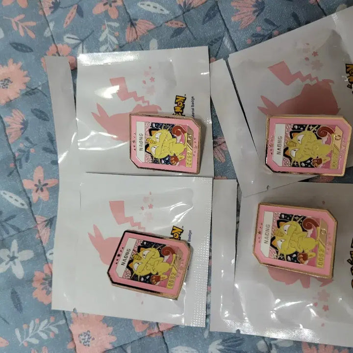 [BUNJANG] Lee Isaac Toast Pokémon Collaboration Meowth Cherry Blossom Metal Badge / 이삭토스트 나옹 포켓몬스터 콜라보 2차 2탄 뱃지 메탈 벚꽃 굿즈