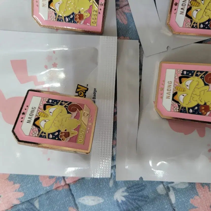 [BUNJANG] Lee Isaac Toast Pokémon Collaboration Meowth Cherry Blossom Metal Badge / 이삭토스트 나옹 포켓몬스터 콜라보 2차 2탄 뱃지 메탈 벚꽃 굿즈