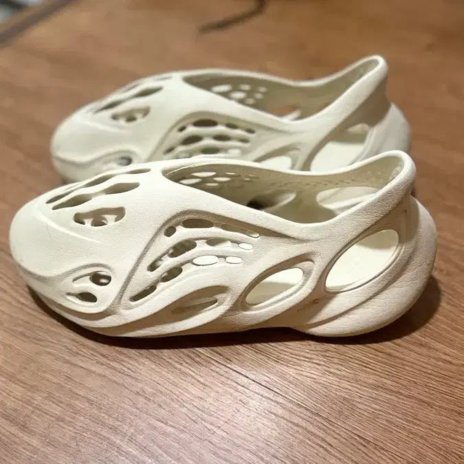 [SOLD OUT] 아디다스 이지 폼러너