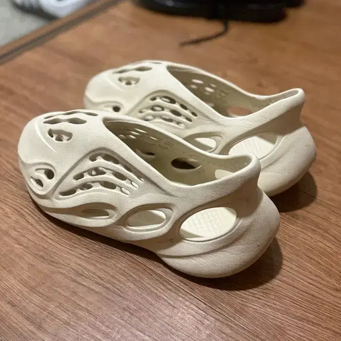 [SOLD OUT] 아디다스 이지 폼러너