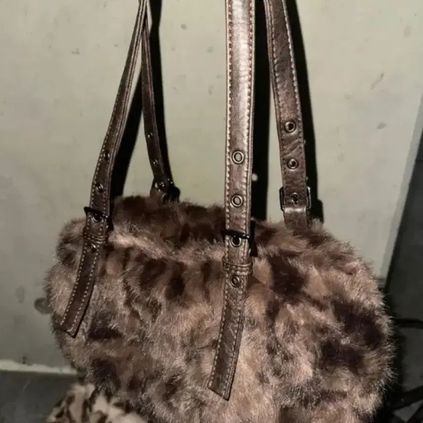 [BUNJANG] Leopard Faux Fur Shoulder Bag / 에이블리 레오파드 호인 호피 퍼 숄더백
