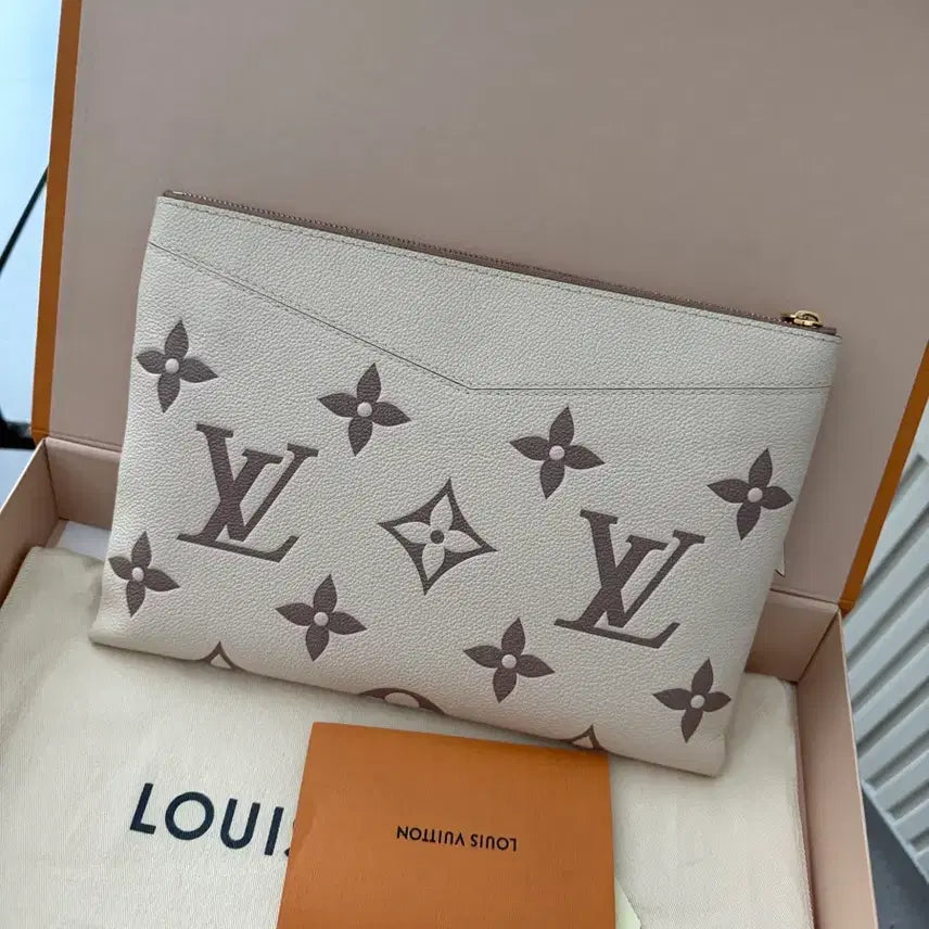 [BUNJANG] Louis Vuitton Limited Edition Daily Pouch / [정품/풀구성] 루이비통 한정판 데일리 파우치