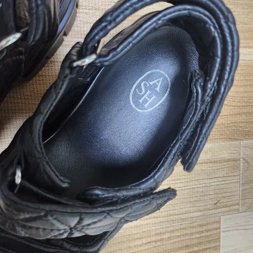 [BUNJANG] ASH Black Quilted Strap Sandals / ASH 샌들 블랙 퀼팅 스트랩 샌들