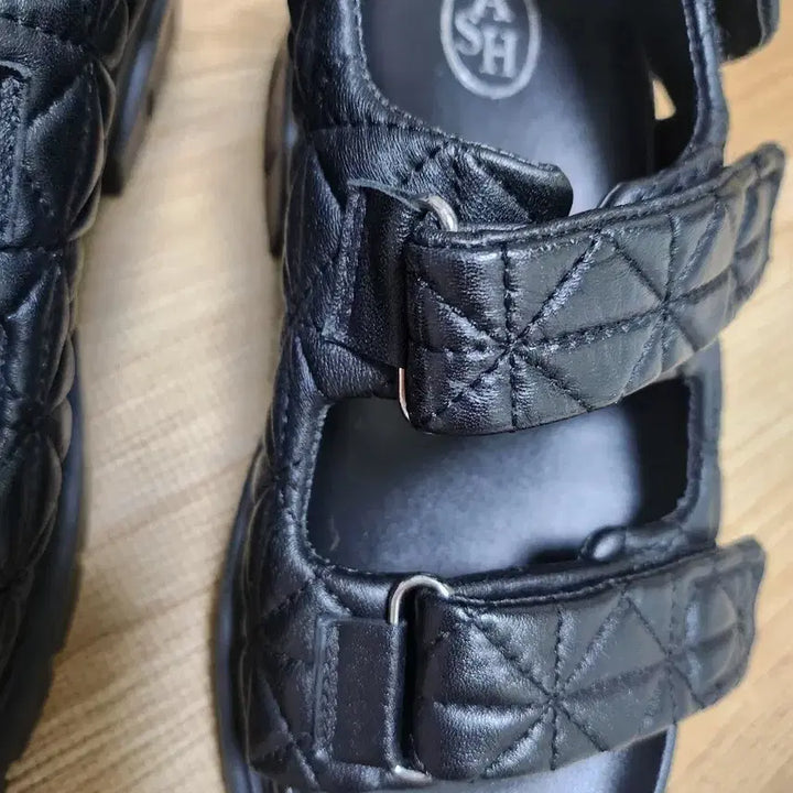 [BUNJANG] ASH Black Quilted Strap Sandals / ASH 샌들 블랙 퀼팅 스트랩 샌들