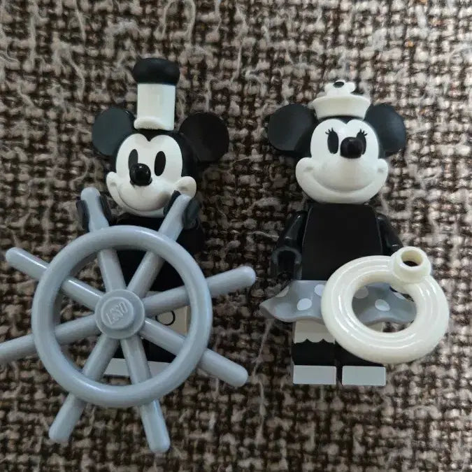 [BUNJANG] LEGO Disney Black &amp; White Mickey Mouse + Minnie Mouse / 레고 디즈니 흑백 미키마우스 + 미니마우스