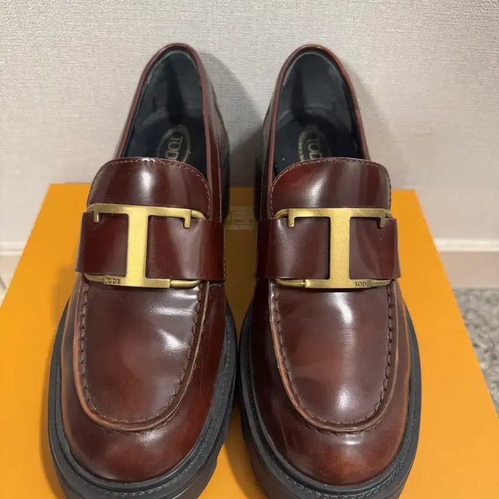 [SOLD OUT] 토즈 타임리스 로고 가죽 로퍼 브라운 36사이즈 (230)