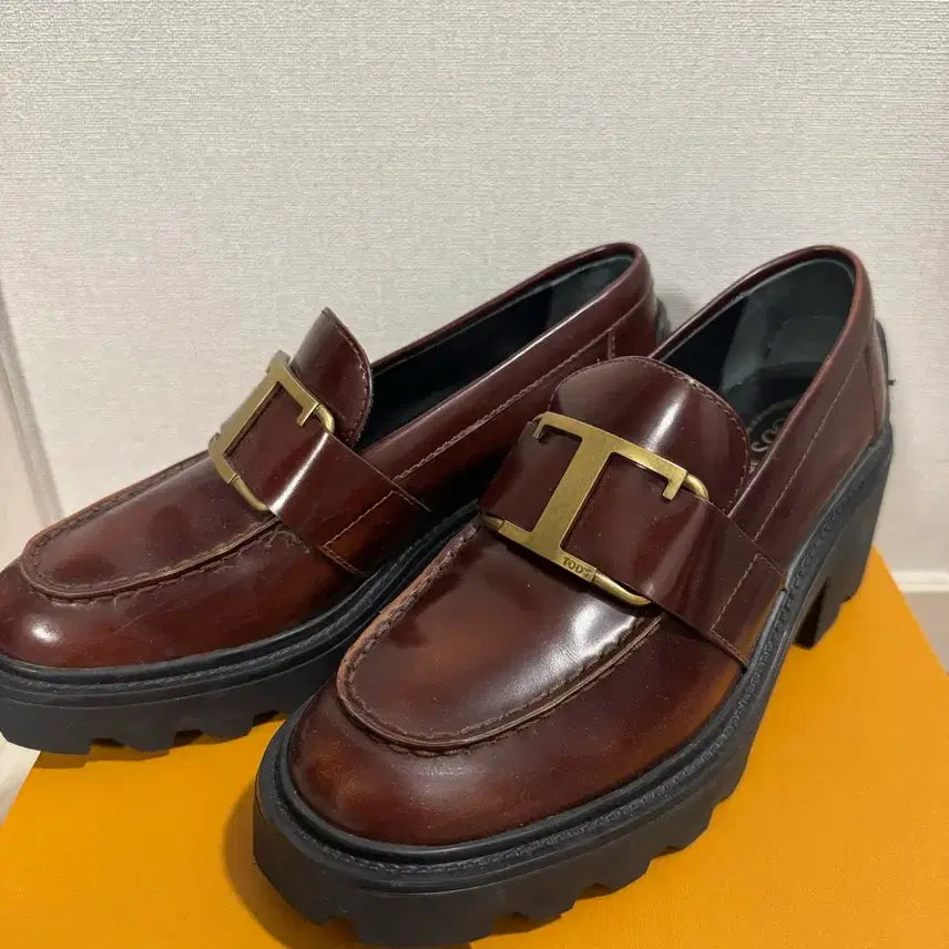 [SOLD OUT] 토즈 타임리스 로고 가죽 로퍼 브라운 36사이즈 (230)