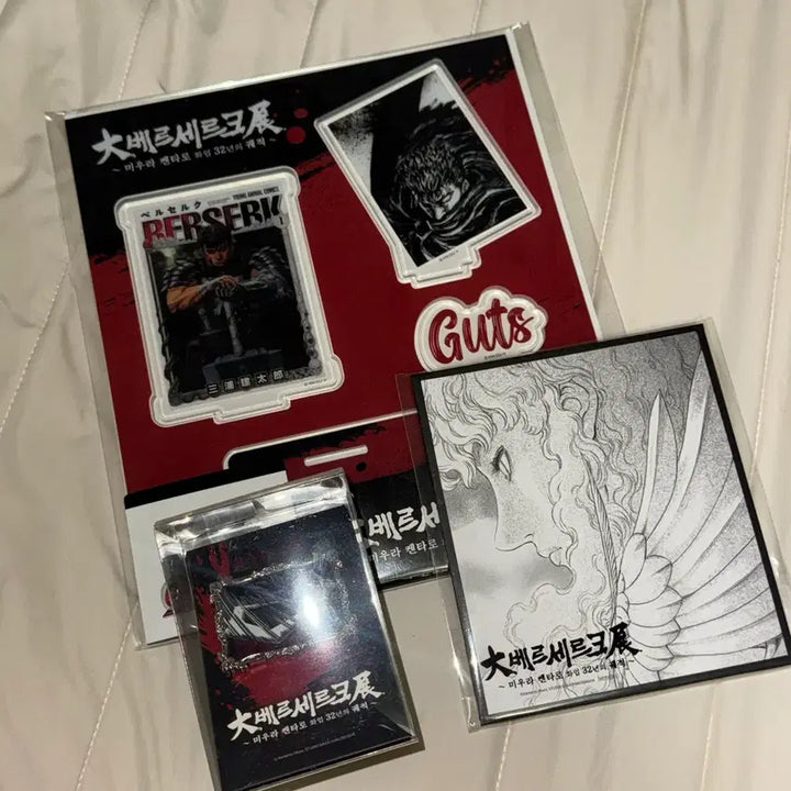 [SOLD OUT] 미개봉 한정 뱃지 + 베르세르크 가츠 아크릴 디오라마 + 그리피스 색지
