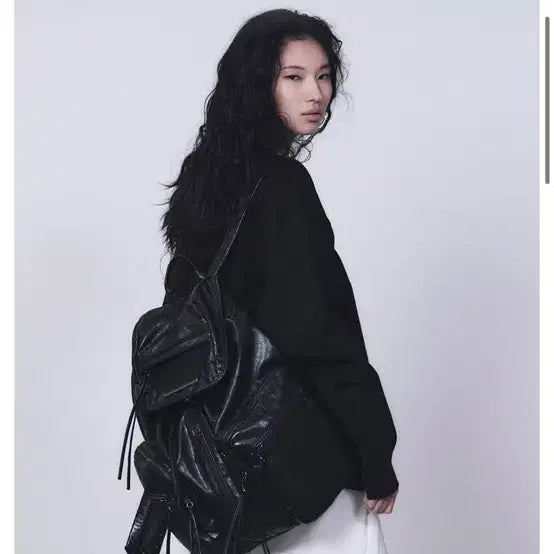 [SOLD OUT] 트리밍버드 지퍼 플랩 빅 백팩 블랙