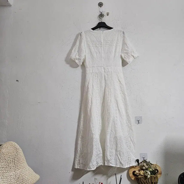 [BUNJANG] White Embroidered Dress / 화이트 자수 원피스