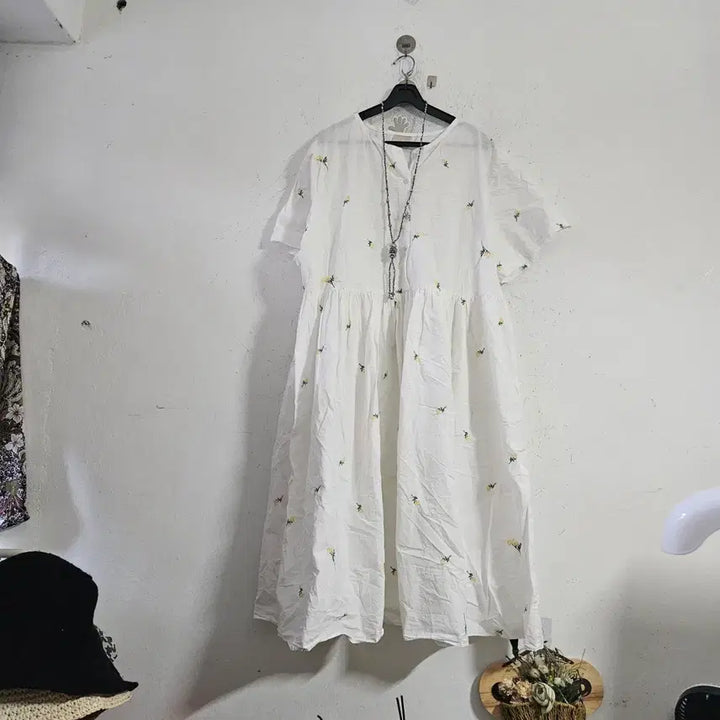 [BUNJANG] White Flower Embroidered Dress / 화이트 플라워 자수 원피스