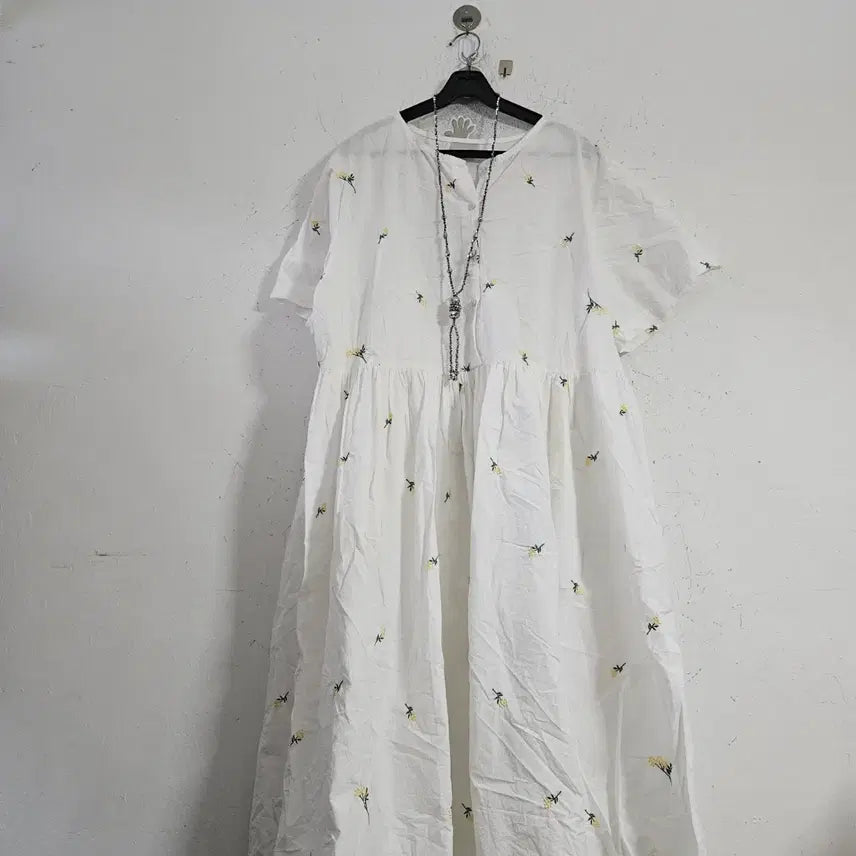 [BUNJANG] White Flower Embroidered Dress / 화이트 플라워 자수 원피스
