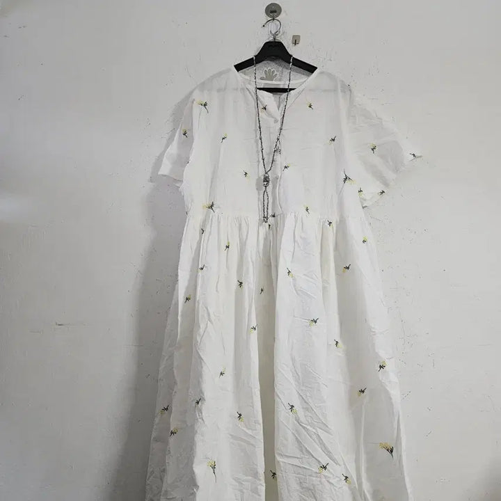 [BUNJANG] White Flower Embroidered Dress / 화이트 플라워 자수 원피스