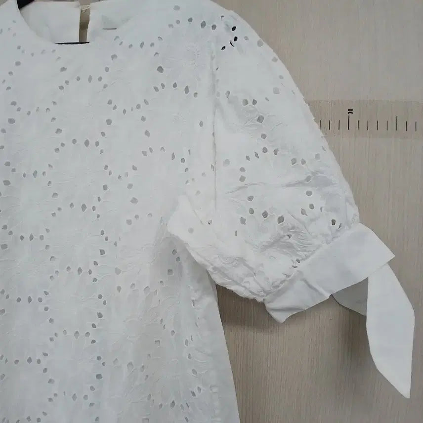 [BUNJANG] OZOC White Punching Embroidery Blouse / OZOC 화이트 펀칭 자수 블라우스