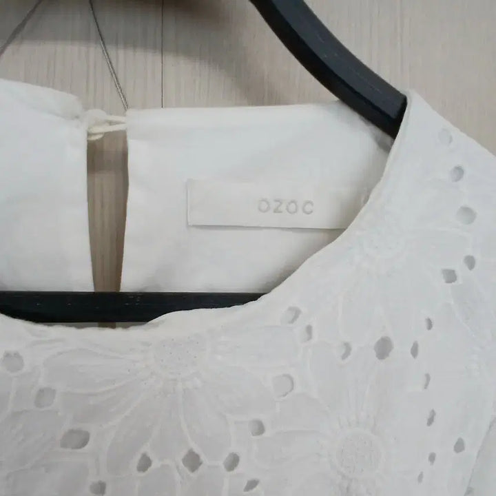 [BUNJANG] OZOC White Punching Embroidery Blouse / OZOC 화이트 펀칭 자수 블라우스