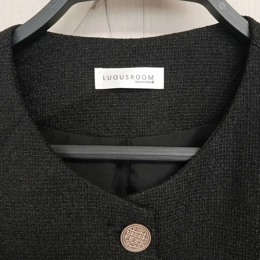 [BUNJANG] Round Neck Cropped Jacket with Gold Buttons / 보카시 블랙 라운드넥 금장단추 크롭 자켓