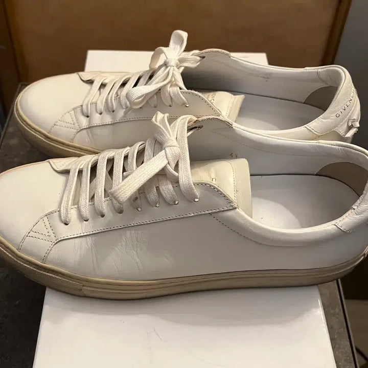 [SOLD OUT] 지방시 로고 스니커즈 화이트 팝니다