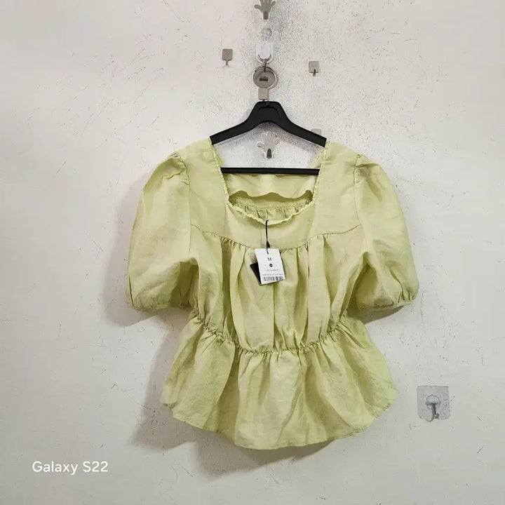 [SOLD OUT] 스퀘어넥 퍼프소매 프릴 블라우스 연노랑 M