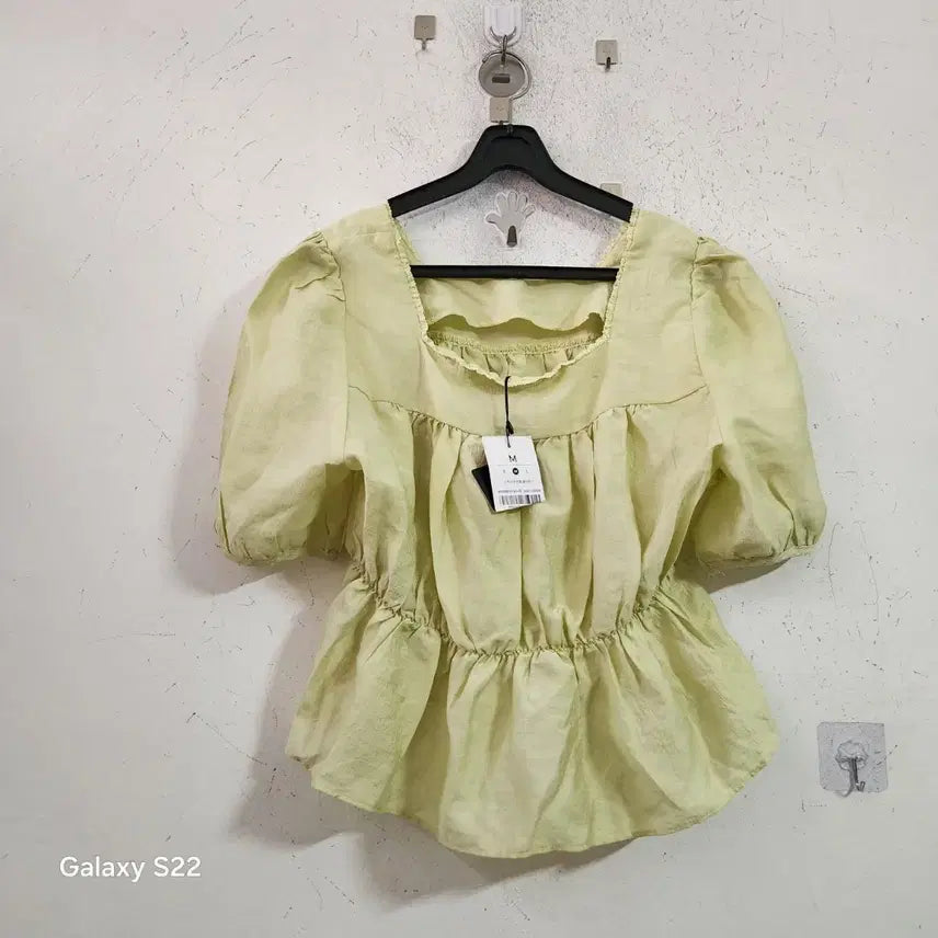 [SOLD OUT] 스퀘어넥 퍼프소매 프릴 블라우스 연노랑 M