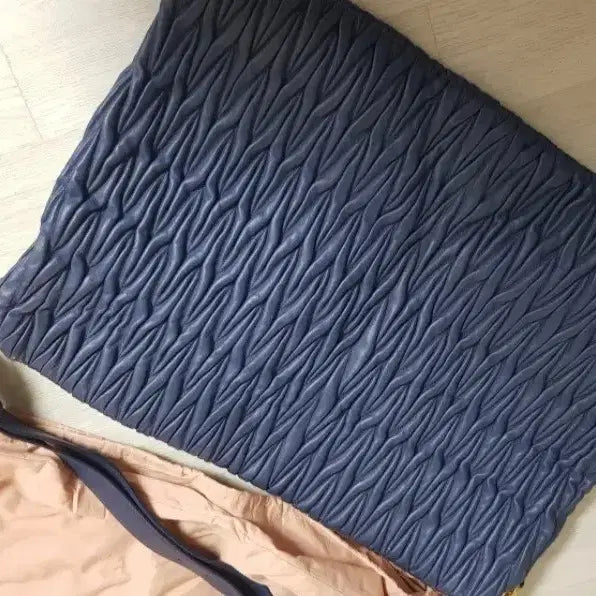 [BUNJANG] Miu Miu Matelassé Shoulder Bag Navy / 미우미우 마틀라세 숄더백 네이비