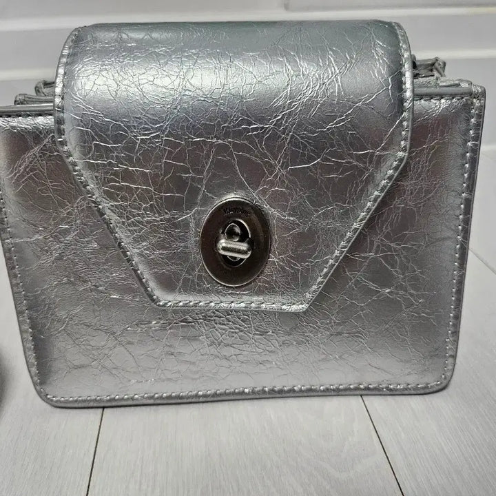 [BUNJANG] Kishining Square Passport Bag Silver / 키시닝 제작 스퀘어 여권백 실버 끈조절가능 미니백