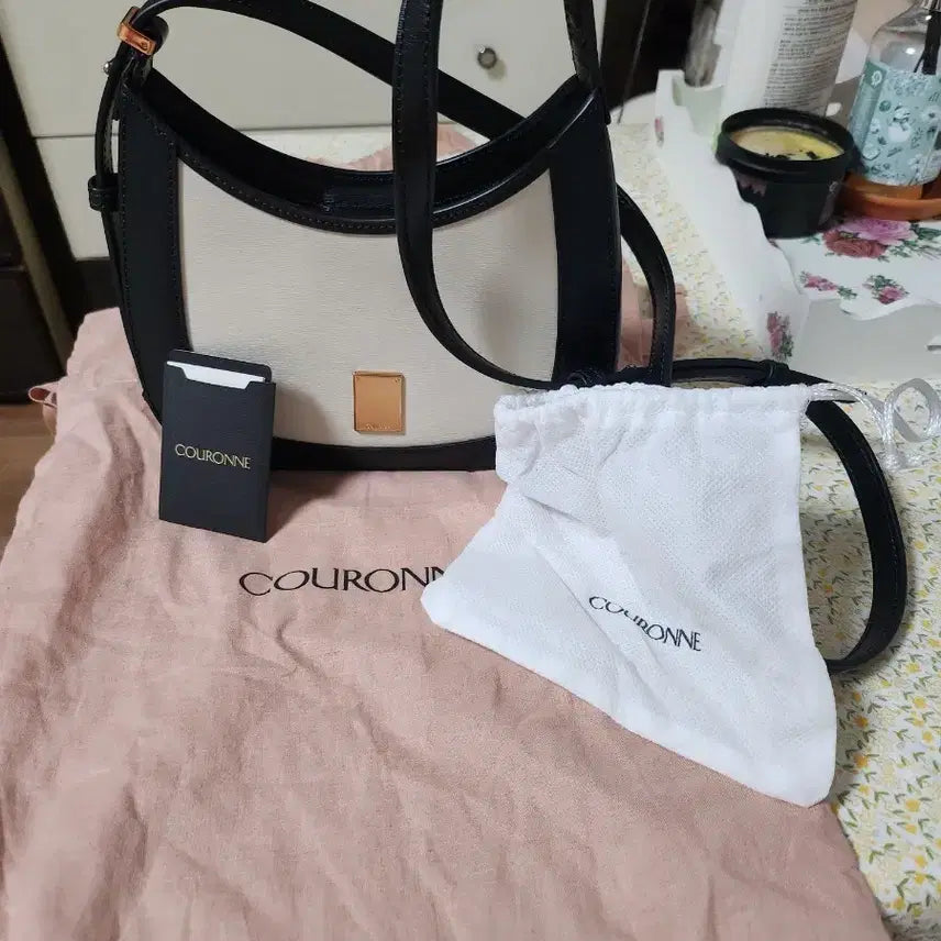 [BUNJANG] Couronne Cross Bag Beige/Black / 쿠론 크로스백 베이지/블랙